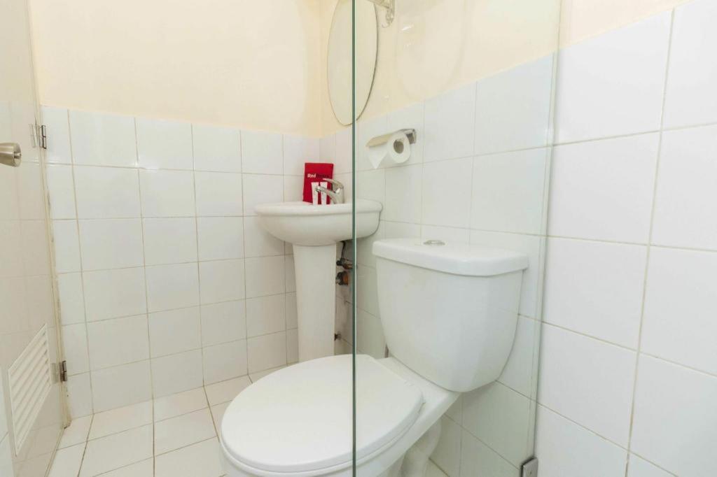 Reddoorz @ Amorsolo Makati ماكاتي المظهر الخارجي الصورة
