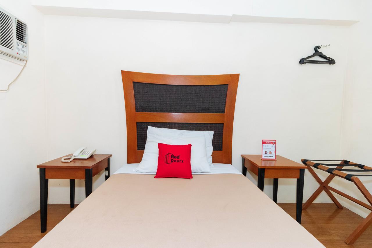 Reddoorz @ Amorsolo Makati ماكاتي المظهر الخارجي الصورة