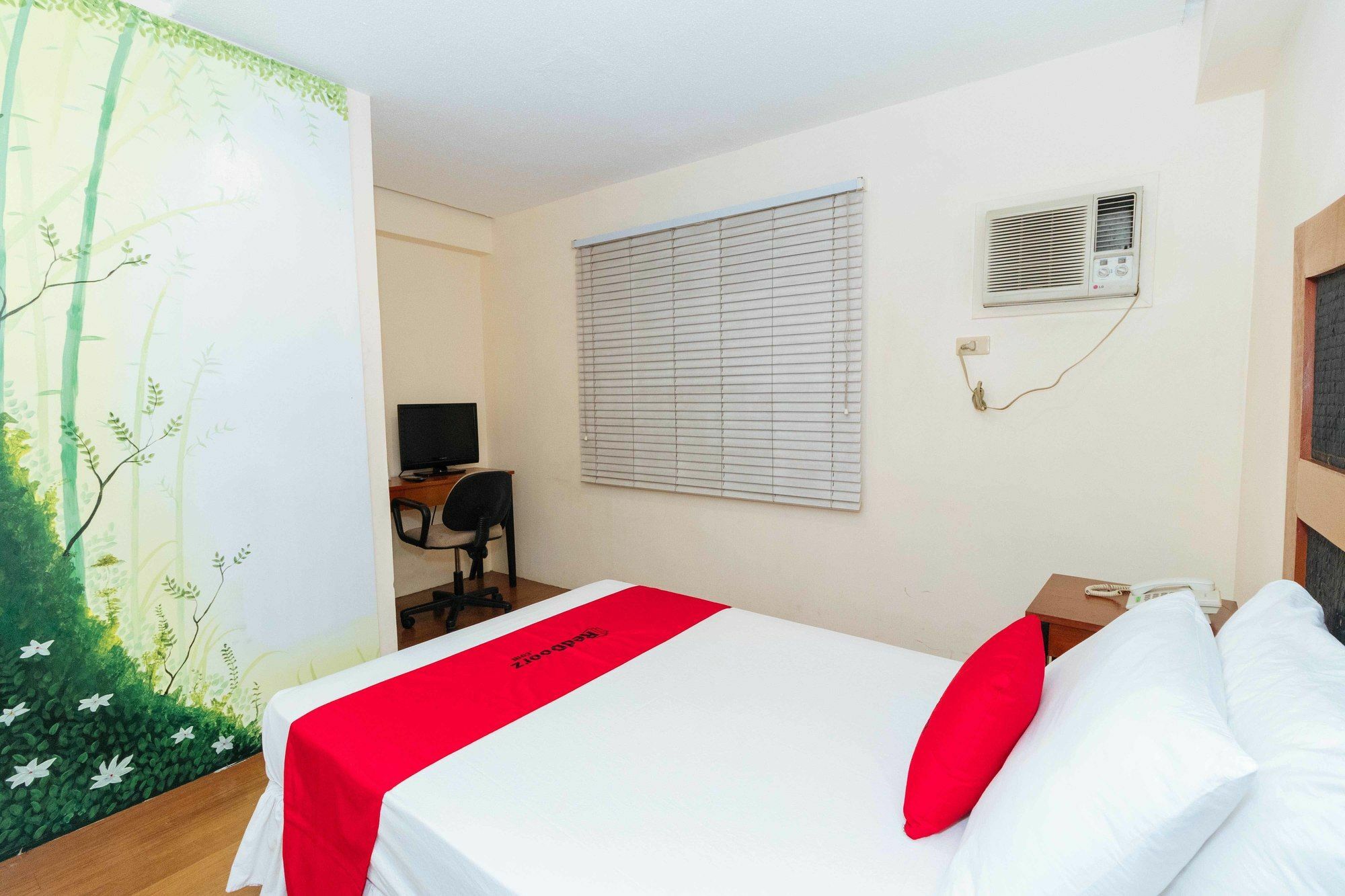 Reddoorz @ Amorsolo Makati ماكاتي المظهر الخارجي الصورة