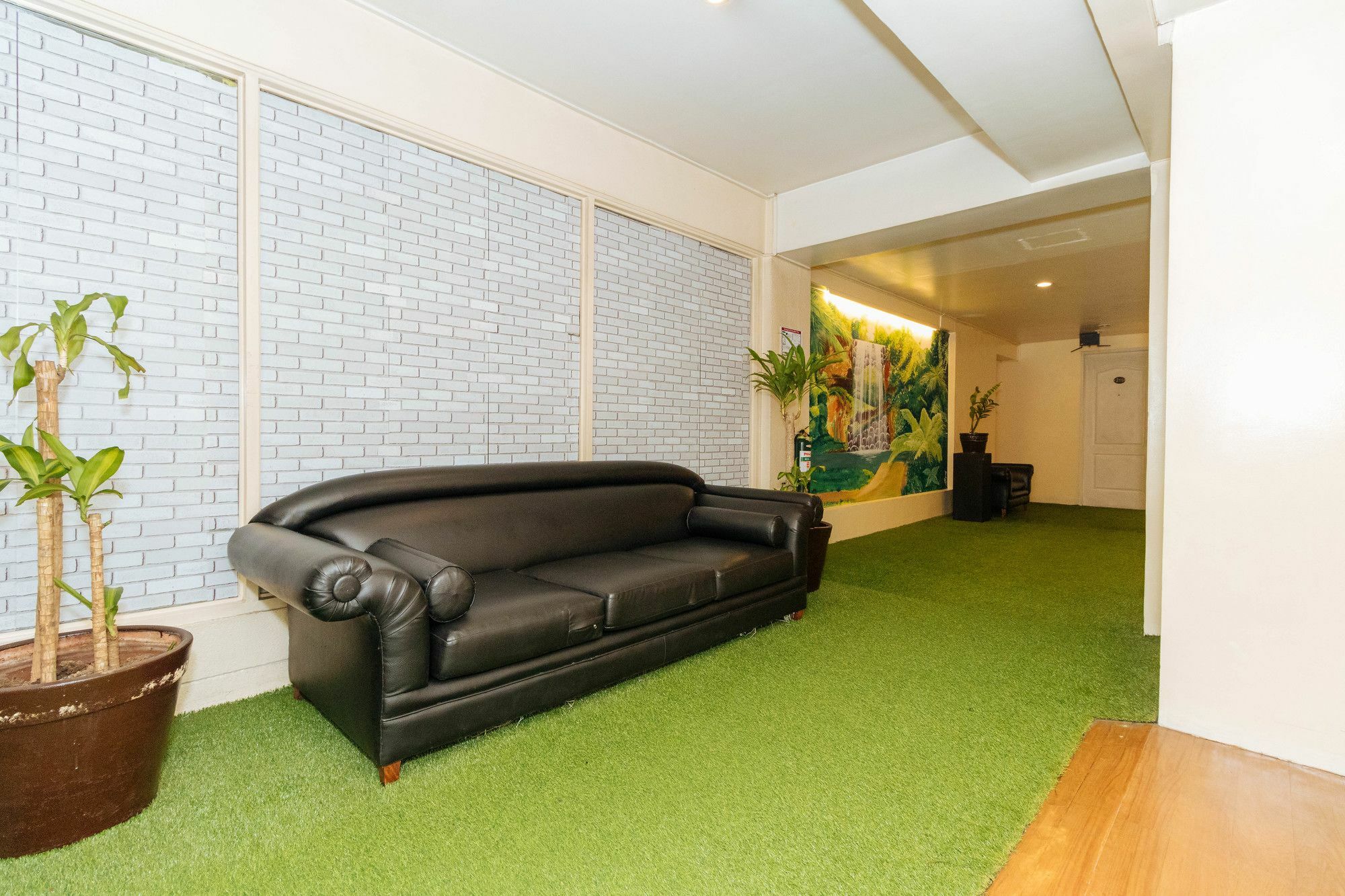 Reddoorz @ Amorsolo Makati ماكاتي المظهر الخارجي الصورة