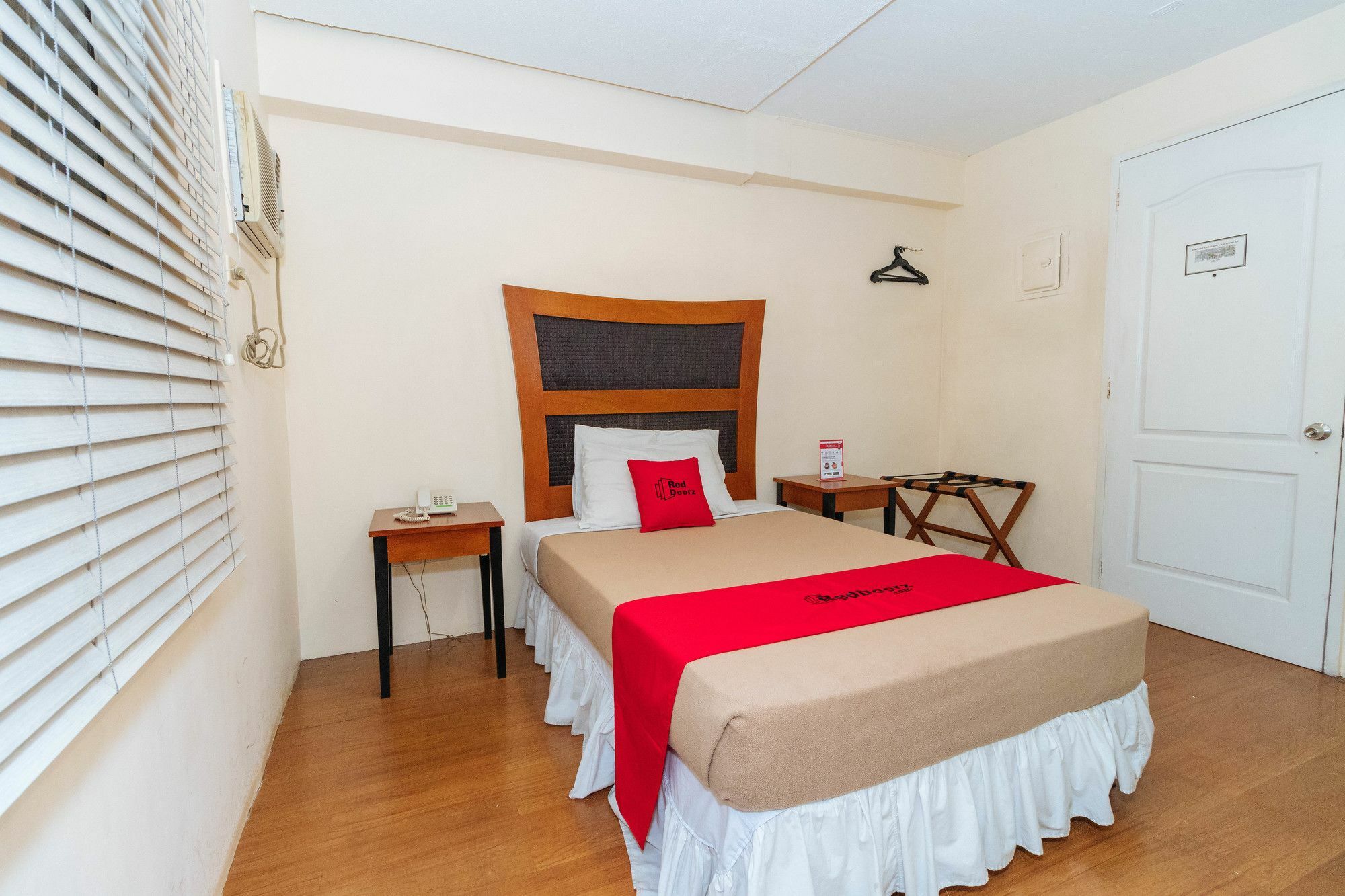Reddoorz @ Amorsolo Makati ماكاتي المظهر الخارجي الصورة