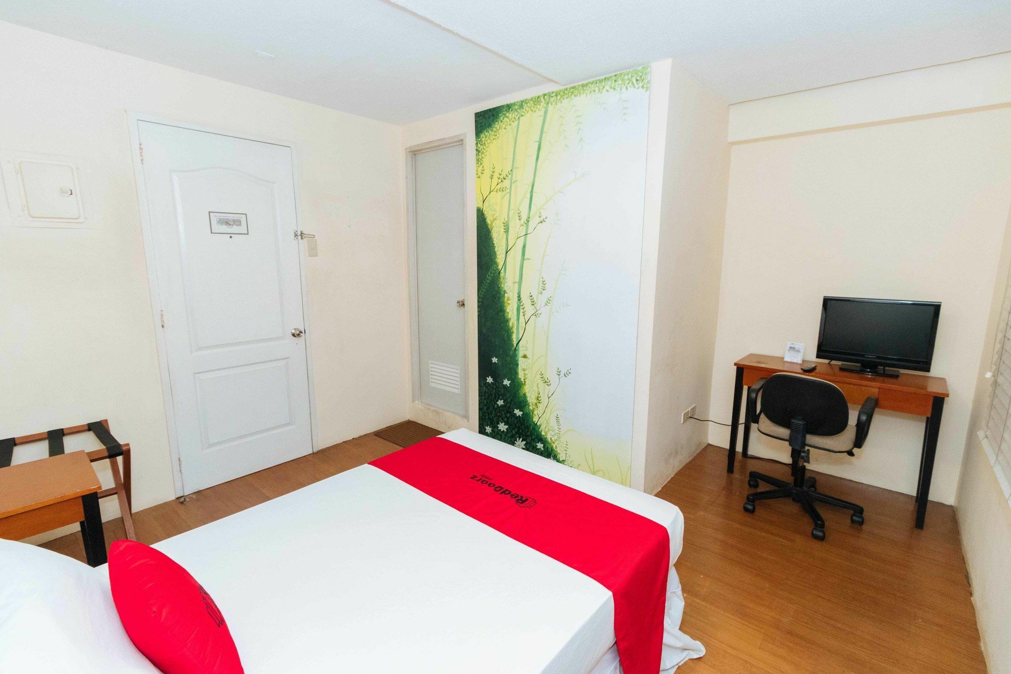 Reddoorz @ Amorsolo Makati ماكاتي المظهر الخارجي الصورة