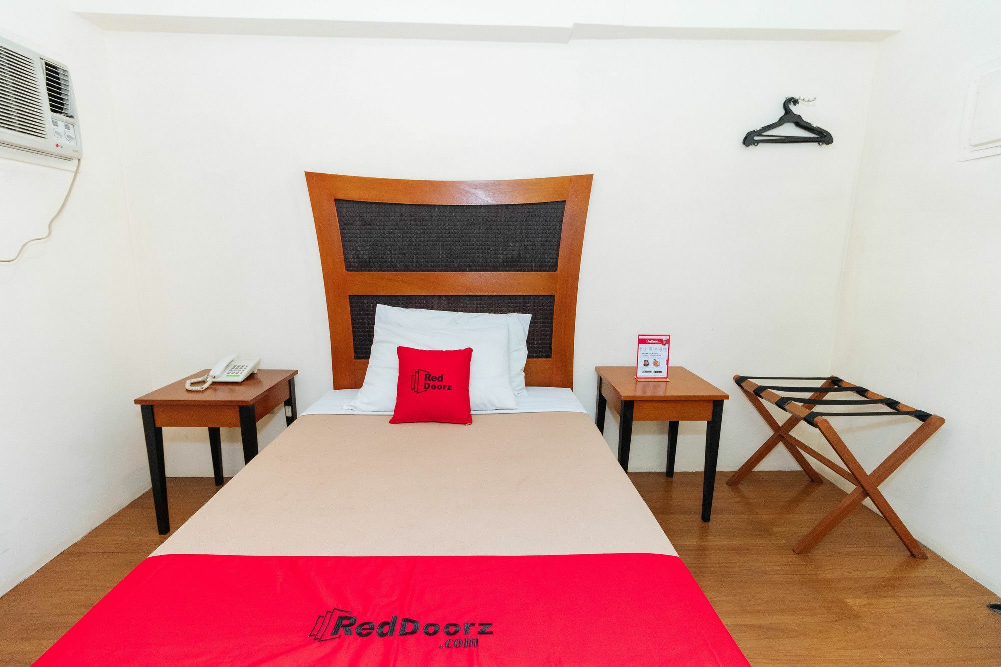 Reddoorz @ Amorsolo Makati ماكاتي المظهر الخارجي الصورة