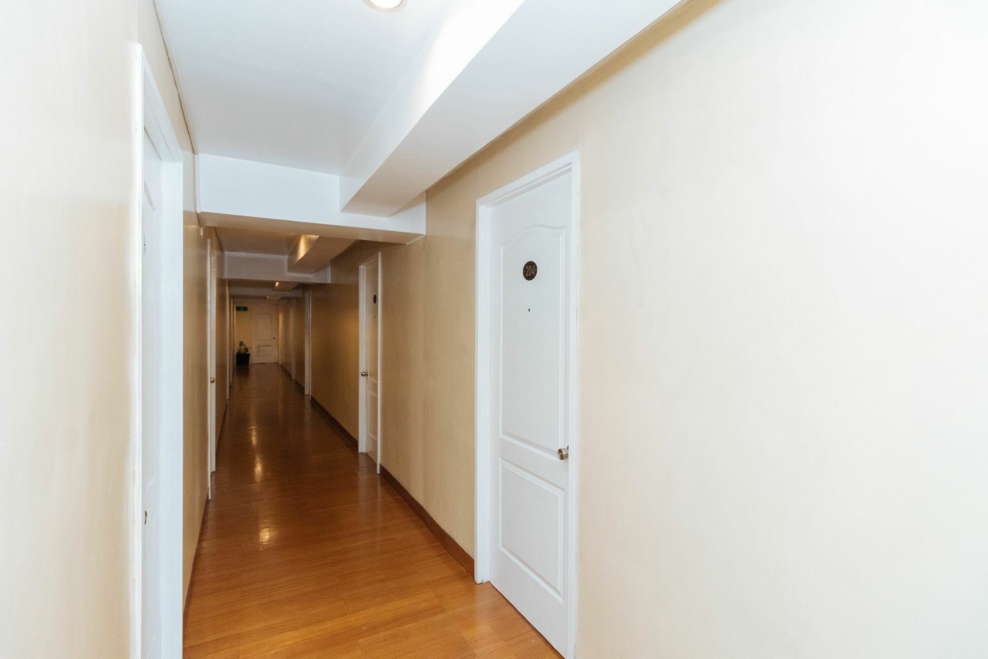Reddoorz @ Amorsolo Makati ماكاتي المظهر الخارجي الصورة