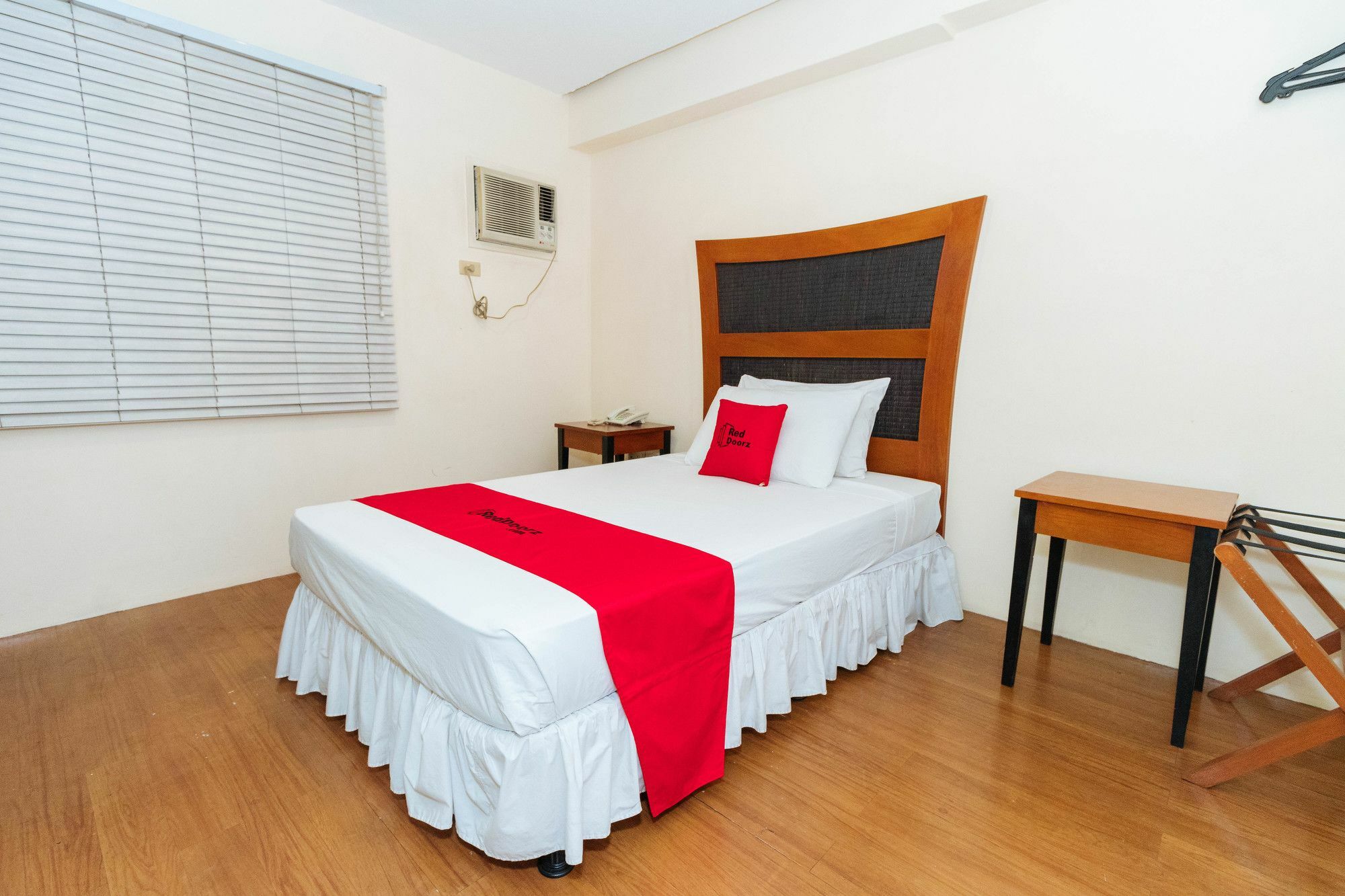 Reddoorz @ Amorsolo Makati ماكاتي المظهر الخارجي الصورة
