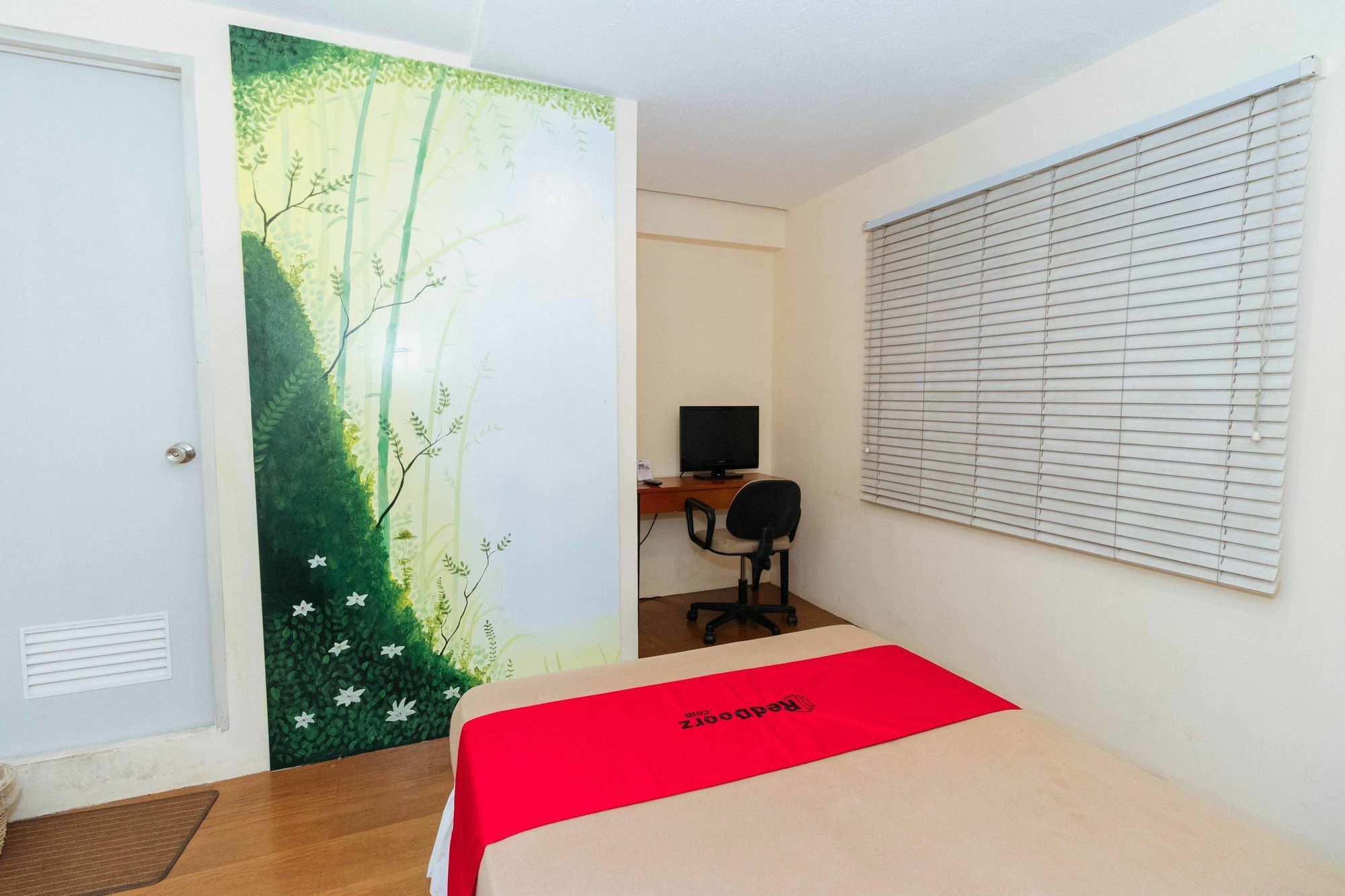 Reddoorz @ Amorsolo Makati ماكاتي المظهر الخارجي الصورة