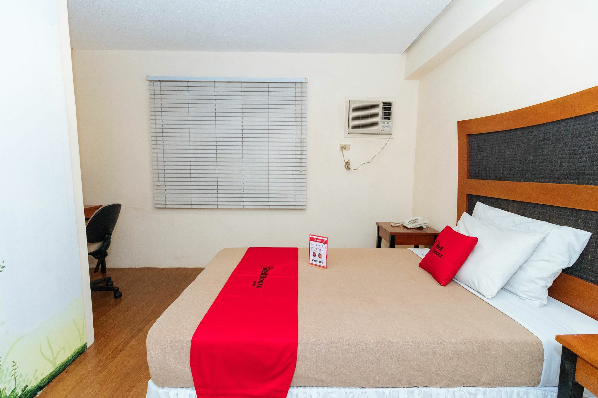 Reddoorz @ Amorsolo Makati ماكاتي المظهر الخارجي الصورة