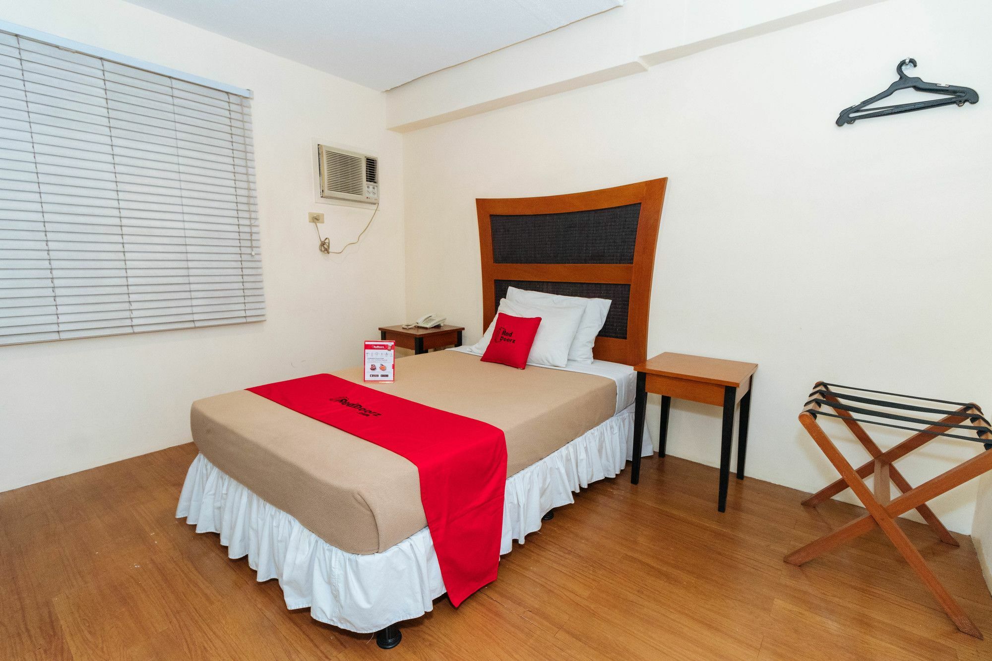 Reddoorz @ Amorsolo Makati ماكاتي المظهر الخارجي الصورة