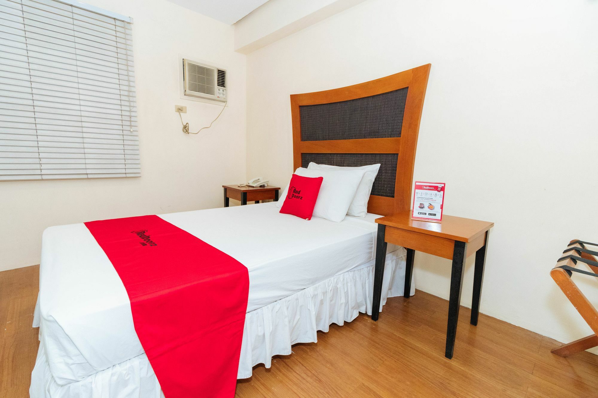 Reddoorz @ Amorsolo Makati ماكاتي المظهر الخارجي الصورة