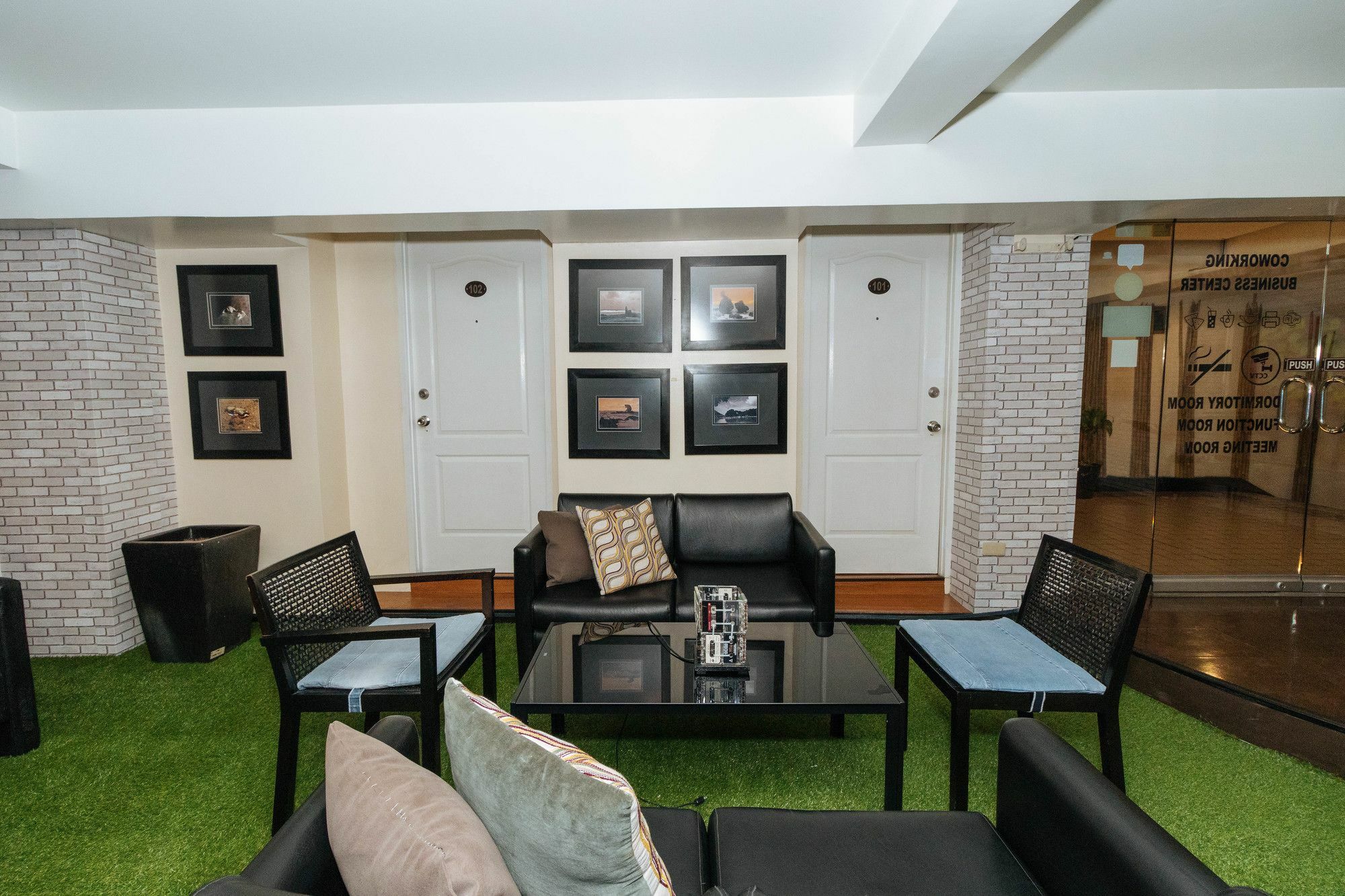 Reddoorz @ Amorsolo Makati ماكاتي المظهر الخارجي الصورة