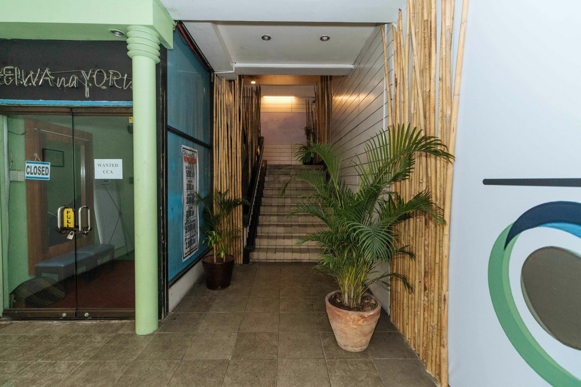Reddoorz @ Amorsolo Makati ماكاتي المظهر الخارجي الصورة