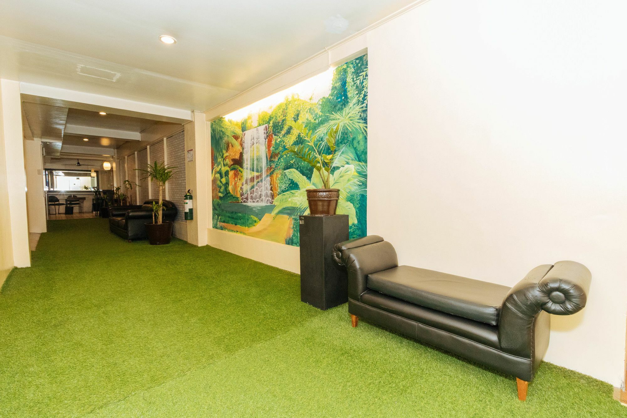 Reddoorz @ Amorsolo Makati ماكاتي المظهر الخارجي الصورة