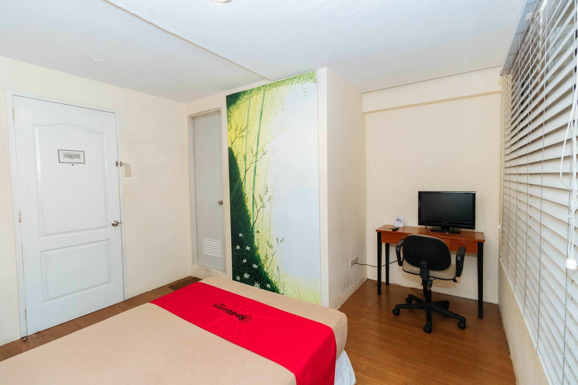 Reddoorz @ Amorsolo Makati ماكاتي المظهر الخارجي الصورة