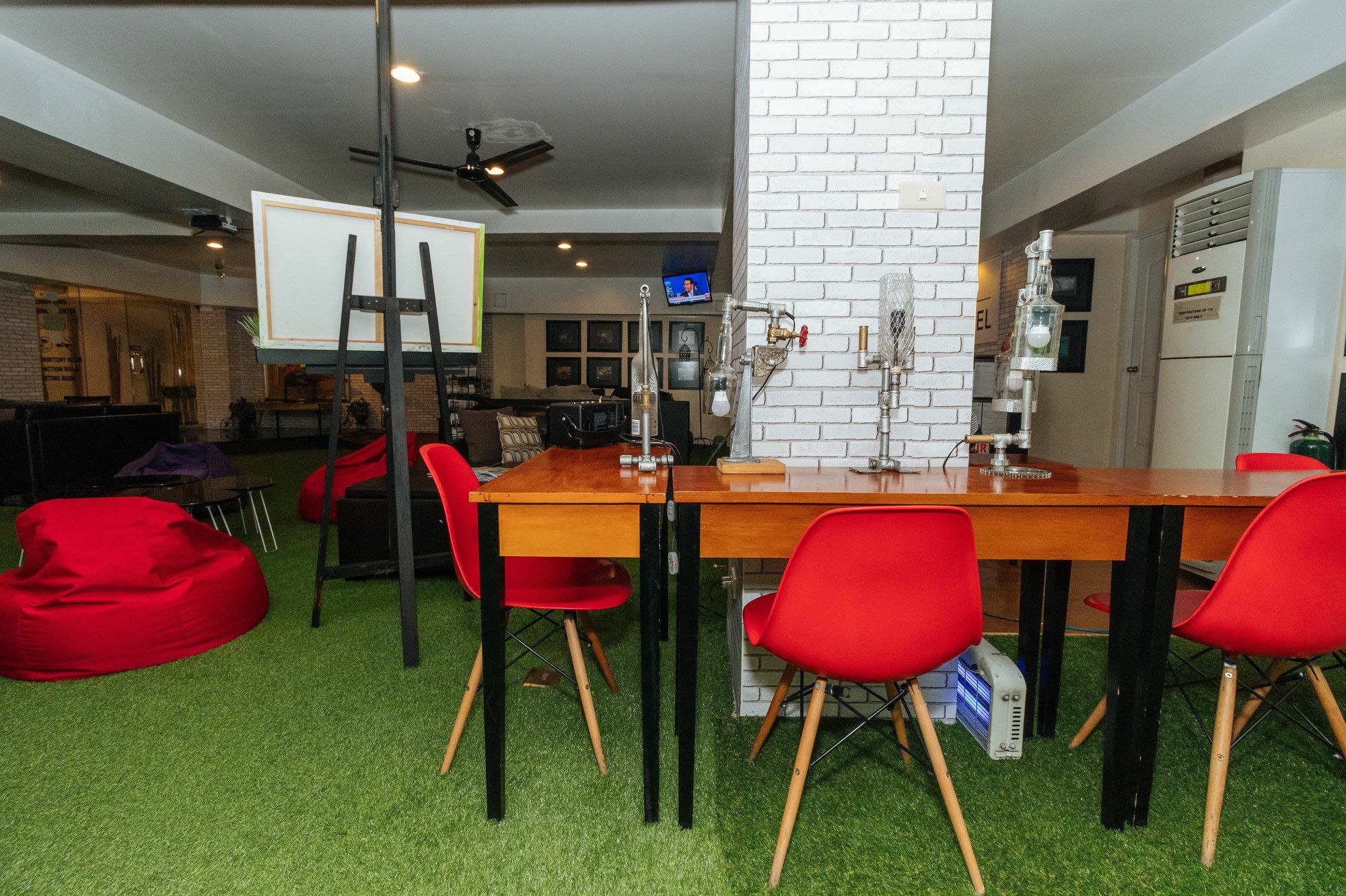 Reddoorz @ Amorsolo Makati ماكاتي المظهر الخارجي الصورة