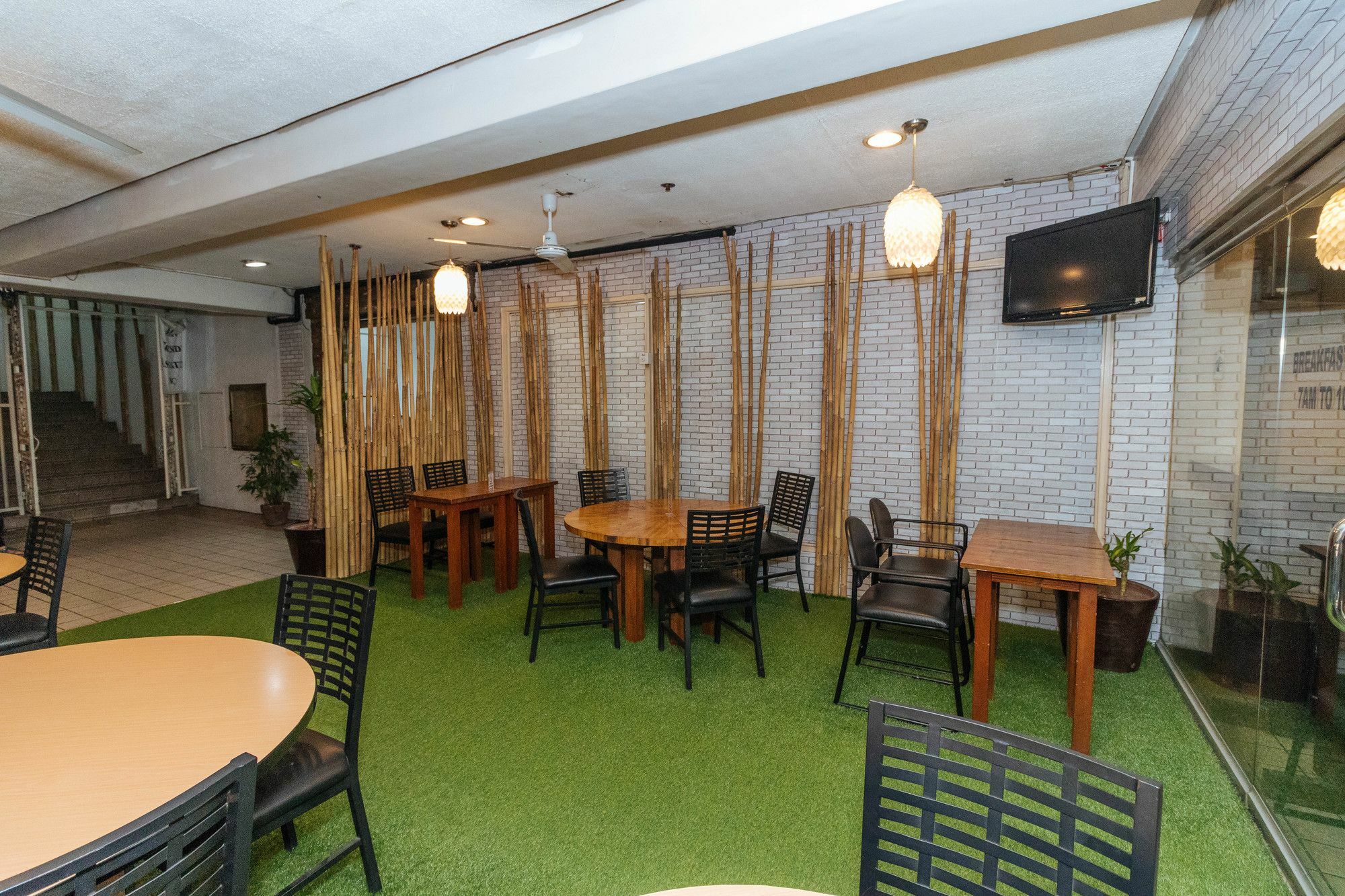 Reddoorz @ Amorsolo Makati ماكاتي المظهر الخارجي الصورة