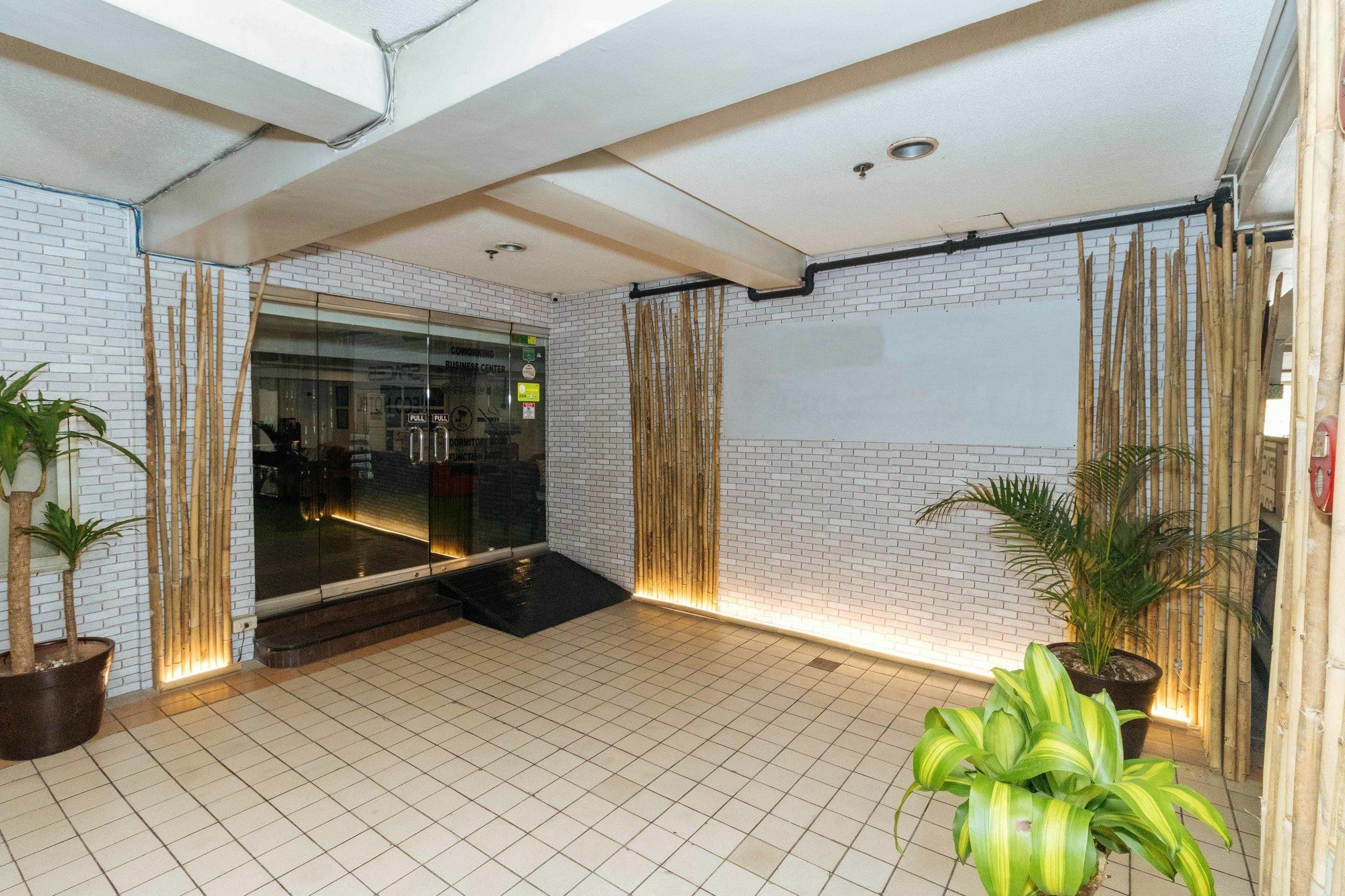 Reddoorz @ Amorsolo Makati ماكاتي المظهر الخارجي الصورة