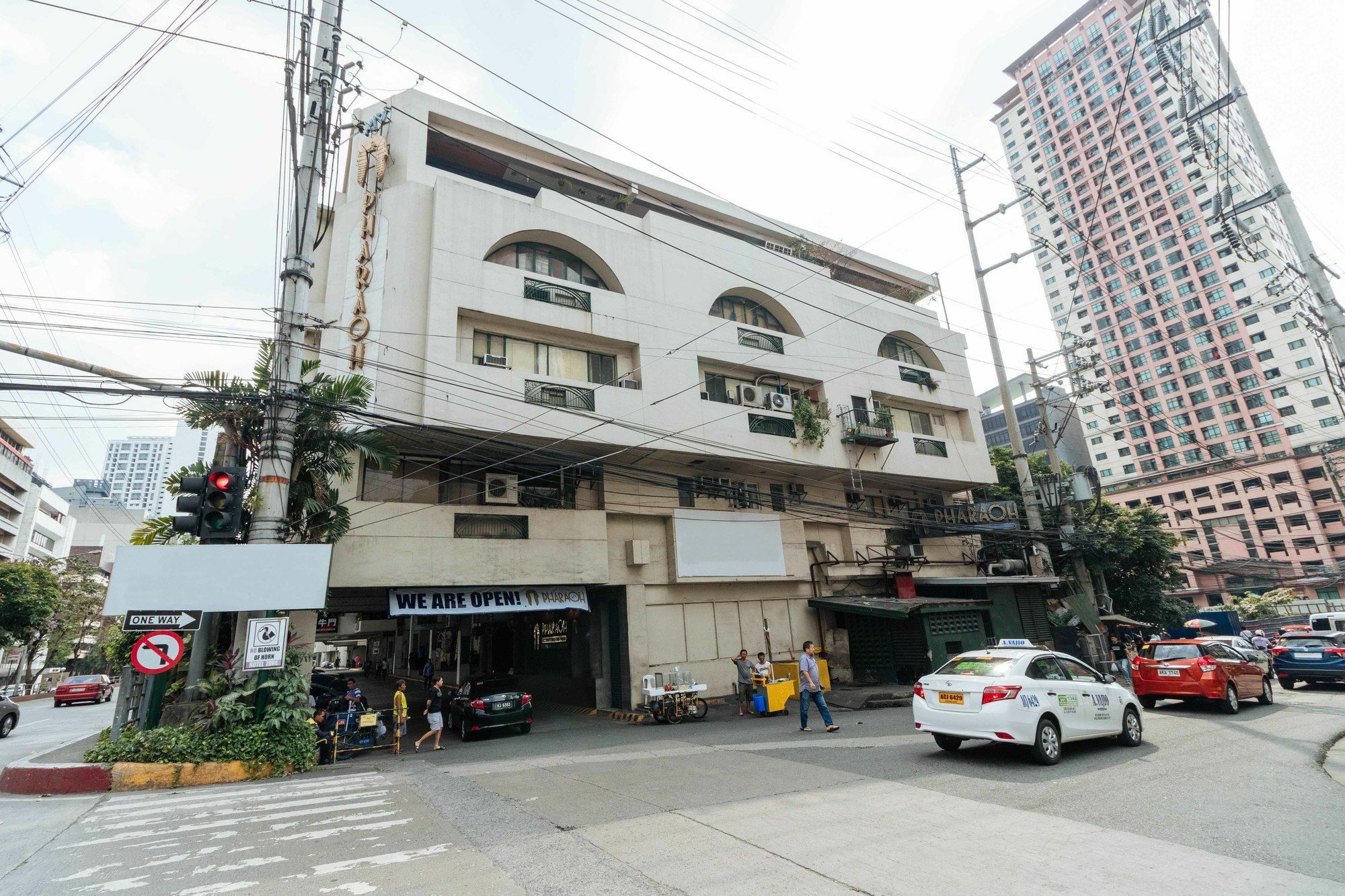 Reddoorz @ Amorsolo Makati ماكاتي المظهر الخارجي الصورة