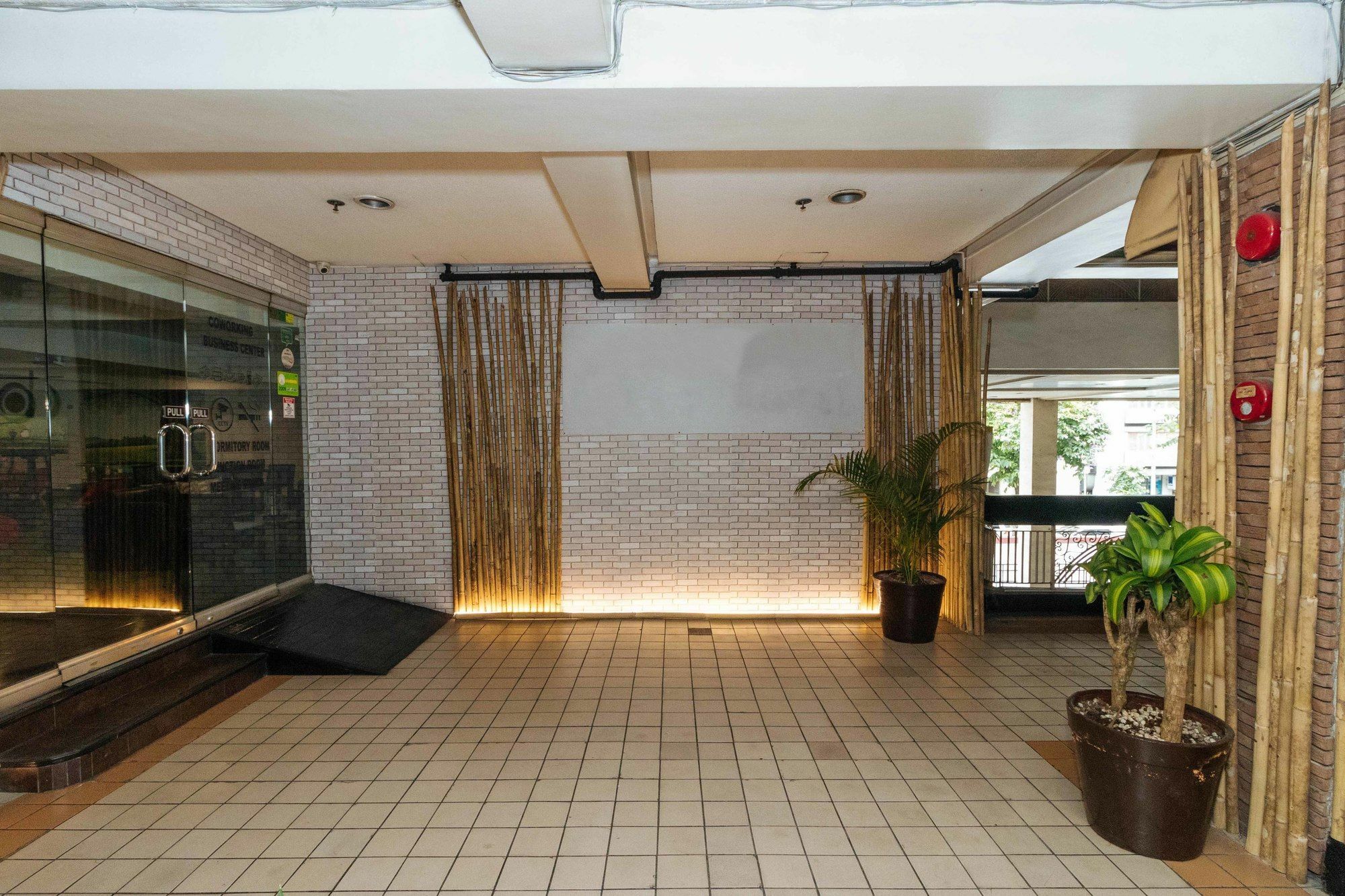Reddoorz @ Amorsolo Makati ماكاتي المظهر الخارجي الصورة
