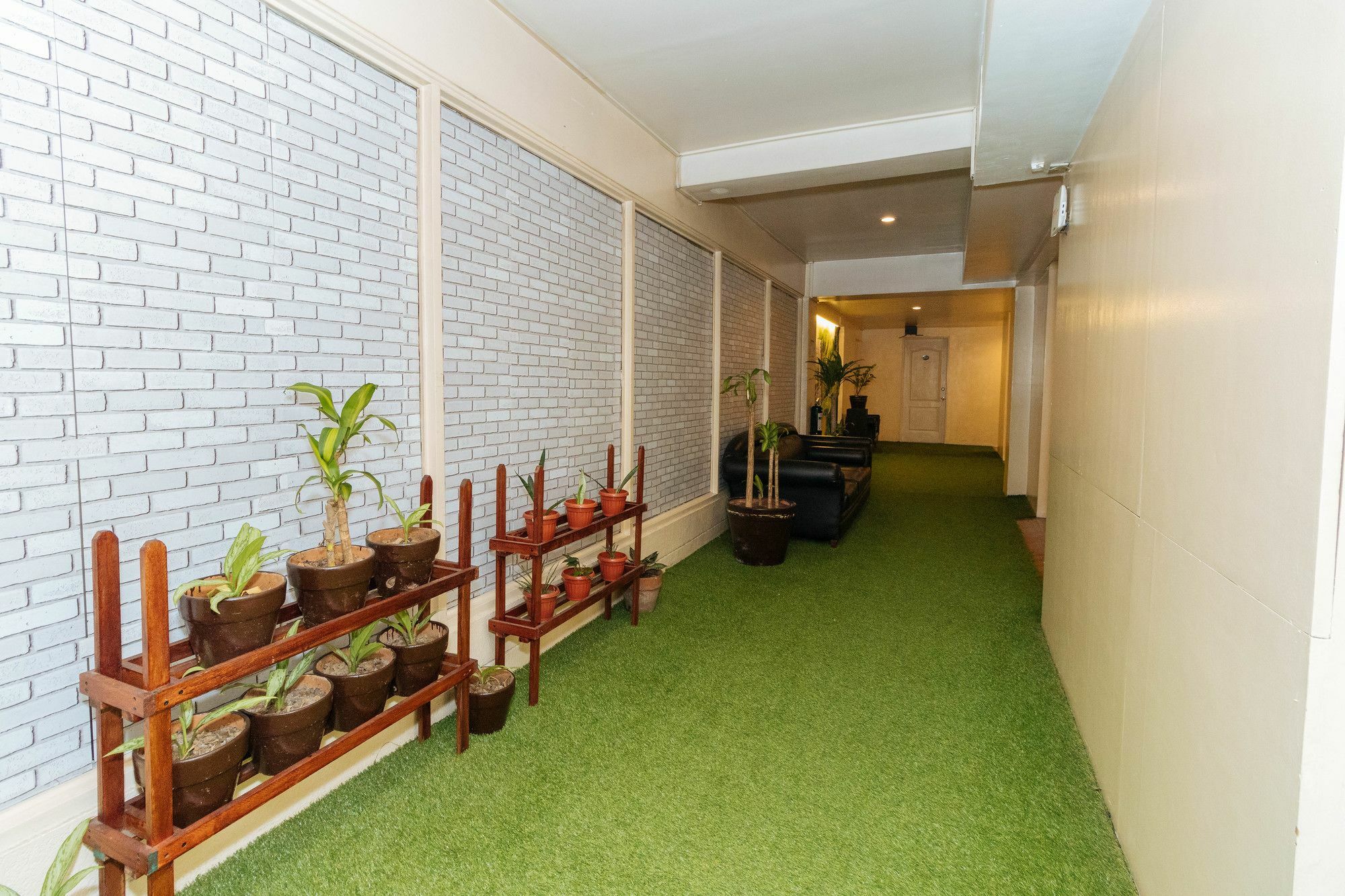 Reddoorz @ Amorsolo Makati ماكاتي المظهر الخارجي الصورة